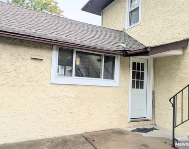 438 Van Dyke - Photo Thumbnail 9