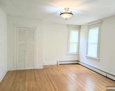 438 Van Dyke - Photo Thumbnail 6