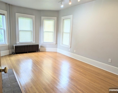 438 Van Dyke - Photo Thumbnail 5