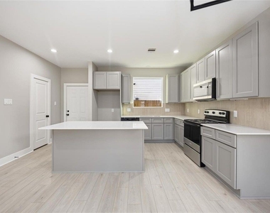 5827 Polly Unit B Street - Photo Thumbnail 3