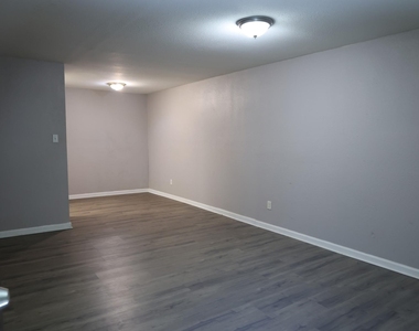 5625 Antoine Drive - Photo Thumbnail 2