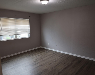 5625 Antoine Drive - Photo Thumbnail 4