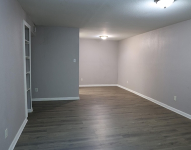 5625 Antoine Drive - Photo Thumbnail 3