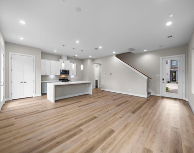 8120 Esther Acres Lane - Photo Thumbnail 3