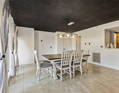 1202 Green Briar Drive - Photo Thumbnail 12