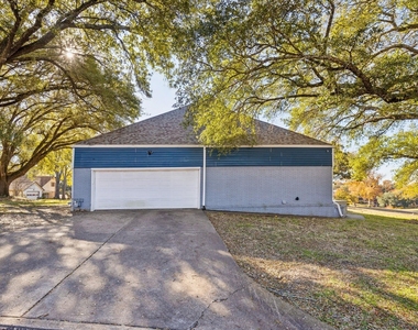 1202 Green Briar Drive - Photo Thumbnail 2