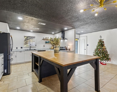 1202 Green Briar Drive - Photo Thumbnail 4