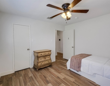 11715 Brighton Lane - Photo Thumbnail 20