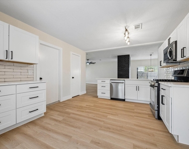 5104 Spring Circle Drive - Photo Thumbnail 12
