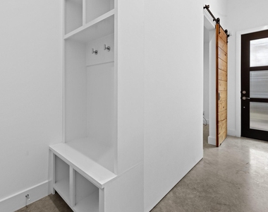 5915 E Post Oak Lane - Photo Thumbnail 3