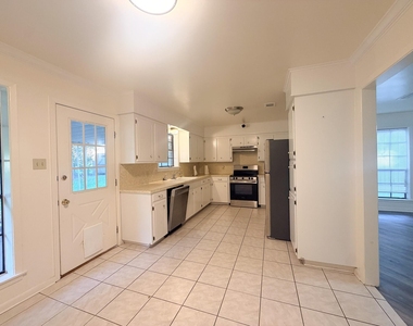 1708 Shawnee St - Photo Thumbnail 4