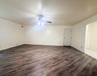 1708 Shawnee St - Photo Thumbnail 3