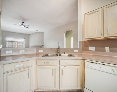 7002 Plaza Del Sol Drive - Photo Thumbnail 8