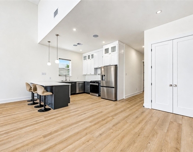 422 E 41st Street - Photo Thumbnail 10