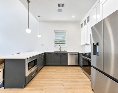 422 E 41st Street - Photo Thumbnail 12