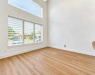 422 E 41st Street - Photo Thumbnail 8