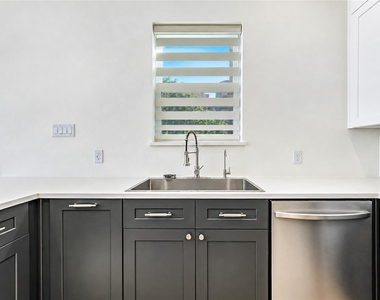 422 E 41st Street - Photo Thumbnail 14