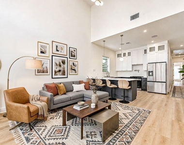 422 E 41st Street - Photo Thumbnail 7