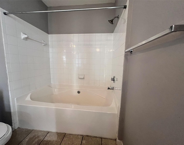 7575 Kirby Drive - Photo Thumbnail 8