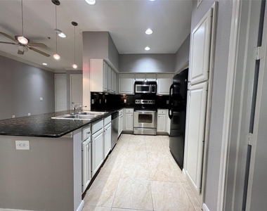 7575 Kirby Drive - Photo Thumbnail 4