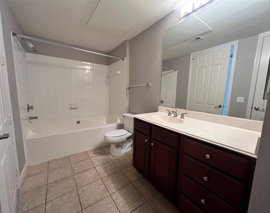 7575 Kirby Drive - Photo Thumbnail 10