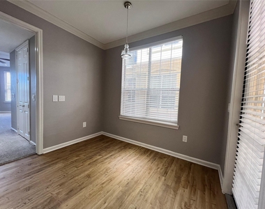 7575 Kirby Drive - Photo Thumbnail 5