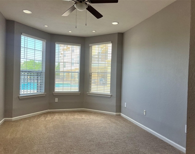7575 Kirby Drive - Photo Thumbnail 6