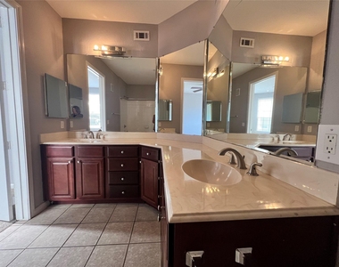7575 Kirby Drive - Photo Thumbnail 7