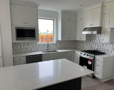 2708 Lantana Breeze Dr - Photo Thumbnail 3