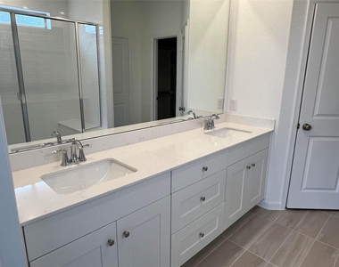 2708 Lantana Breeze Dr - Photo Thumbnail 10