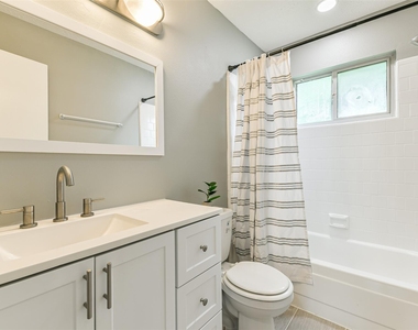 207 Woodvale Drive - Photo Thumbnail 4