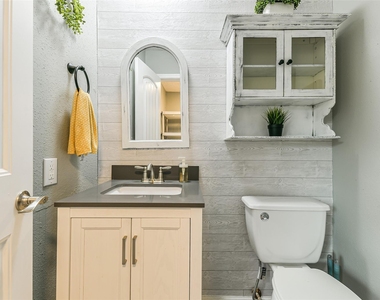 207 Woodvale Drive - Photo Thumbnail 19