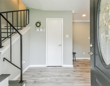 207 Woodvale Drive - Photo Thumbnail 10