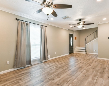 207 Woodvale Drive - Photo Thumbnail 13