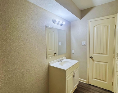 9325 Kentshire Dr - Photo Thumbnail 15