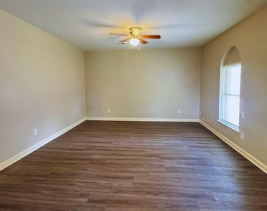 9325 Kentshire Dr - Photo Thumbnail 6