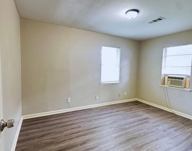 9325 Kentshire Dr - Photo Thumbnail 4