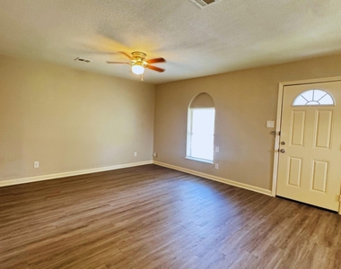 9325 Kentshire Dr - Photo Thumbnail 7