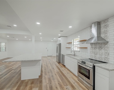 6130 Shadow Crest Street - Photo Thumbnail 3