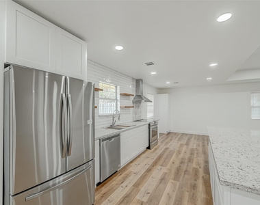 6130 Shadow Crest Street - Photo Thumbnail 8