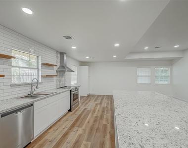 6130 Shadow Crest Street - Photo Thumbnail 4