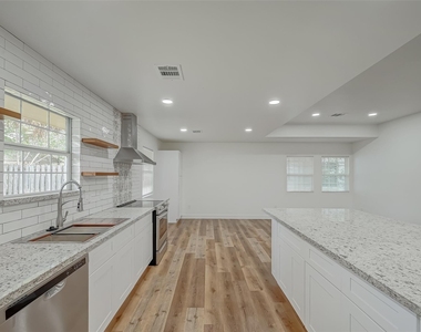 6130 Shadow Crest Street - Photo Thumbnail 7