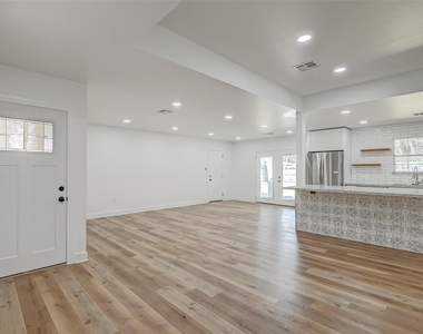 6130 Shadow Crest Street - Photo Thumbnail 2