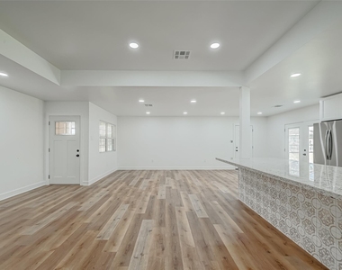 6130 Shadow Crest Street - Photo Thumbnail 11