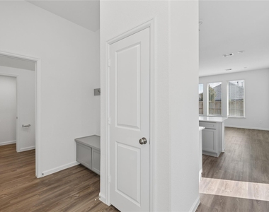 661 Royal Arch Drive - Photo Thumbnail 4
