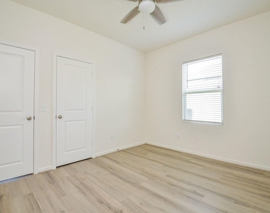 5015 Highland Springs Drive - Photo Thumbnail 12
