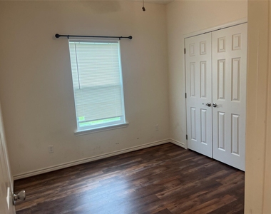1843 Caroline Lane - Photo Thumbnail 5