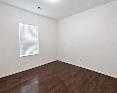 1045 Spindletree Lane - Photo Thumbnail 12