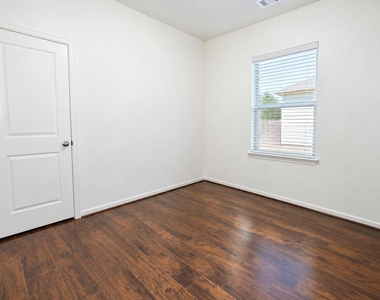 1045 Spindletree Lane - Photo Thumbnail 10