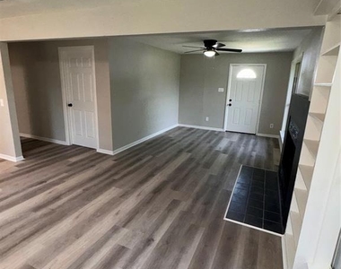 4807 Oak Street - Photo Thumbnail 2